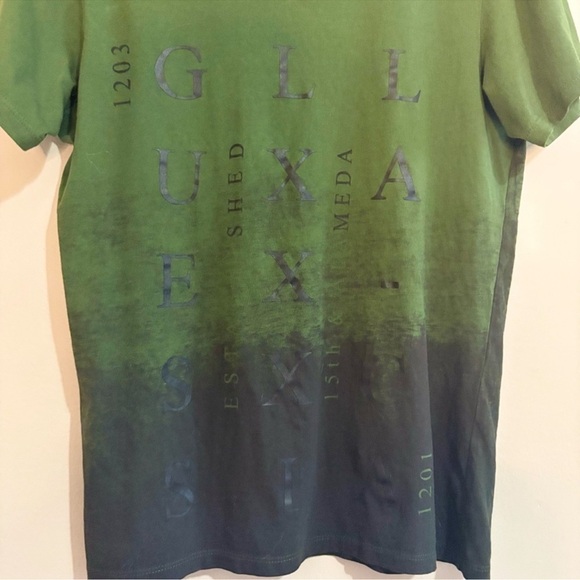 3/$10⚡️Guess Green & Black Ombre Graphic Print V-Neck T-Shirt - Picture 5 of 9